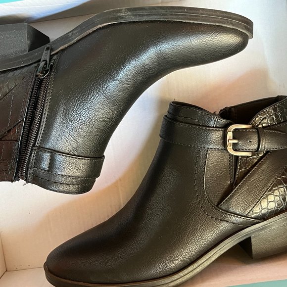 Bare Traps Black Booties - Picture 1 of 4